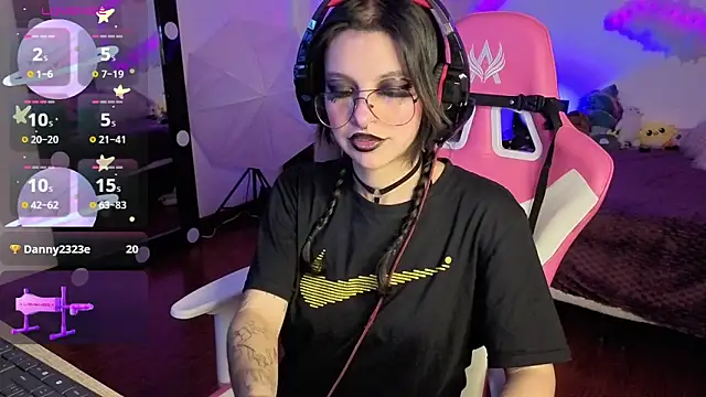 Snapshot of larah_uwu chatting on 12/04/25, 08:06 larah uwu online show from 12/04/25, 08:06