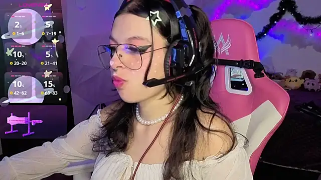 Snapshot of larah_uwu chatting on 12/14/25, 07:07 larah uwu online show from 12/14/25, 07:07