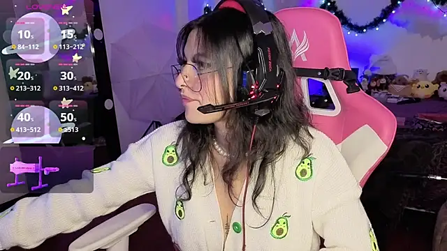 Snapshot of larah_uwu chatting on 12/15/25, 07:29 larah uwu online show from 12/15/25, 07:29