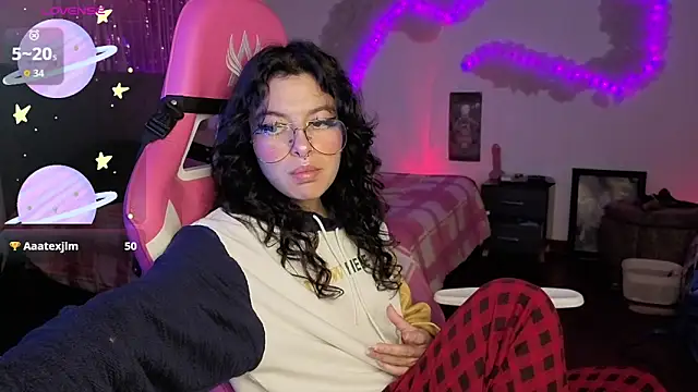 larah uwu online show from 04/28/26, 06:24