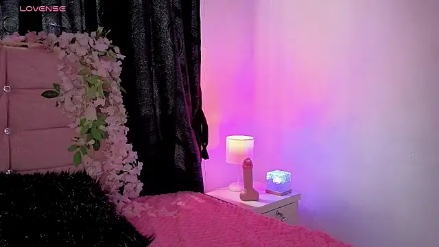 larah uwu online show from 05/09/26, 06:57
