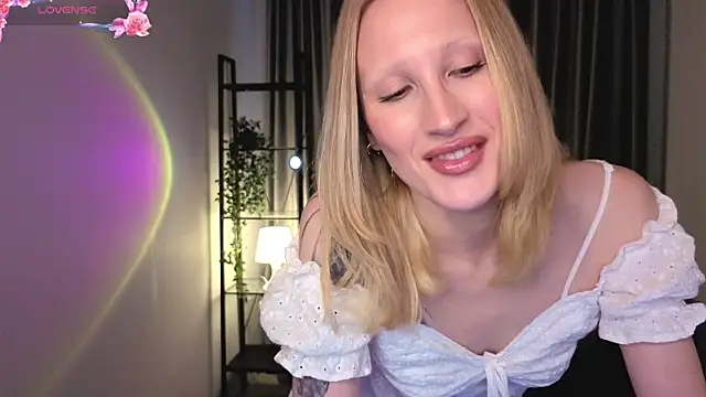 BiancaHelo online show from 10/18/25, 02:40