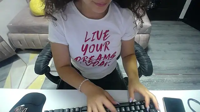 Snapshot of Velvet_Moon_V chatting on 10/18/25, 01:12 Velvet Moon V online show from 10/18/25, 01:12