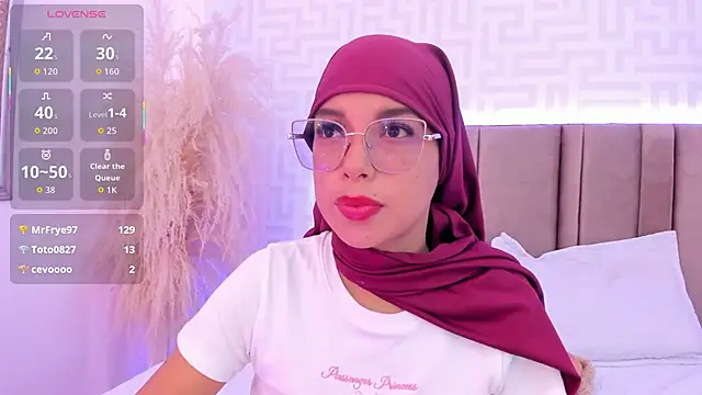 naishaa  online show from 04/15/26, 07:58