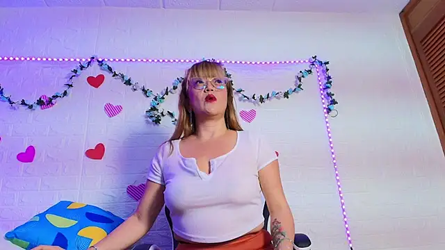 Snapshot of naomi_diamond_ chatting on 10/23/25, 11:09 naomi diamond online show from 10/23/25, 11:09