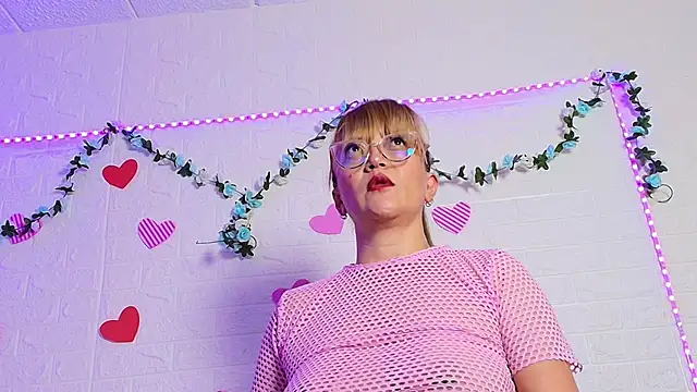 Snapshot of naomi_diamond_ chatting on 11/04/25, 09:03 naomi diamond online show from 11/04/25, 09:03