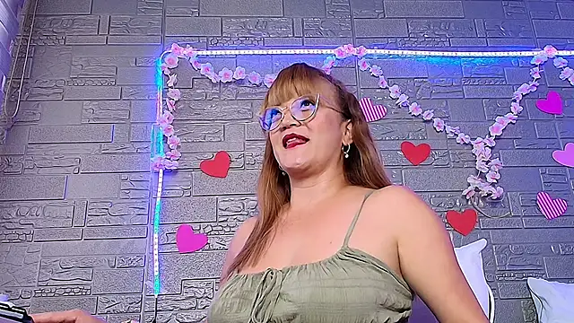 Snapshot of naomi_diamond_ chatting on 12/14/25, 12:21 naomi diamond online show from 12/14/25, 12:21