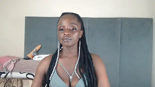 Snapshot of Jah-Queen chatting on 09/17/25, 05:58 Jah-Queen online show from 09/17/25, 05:58