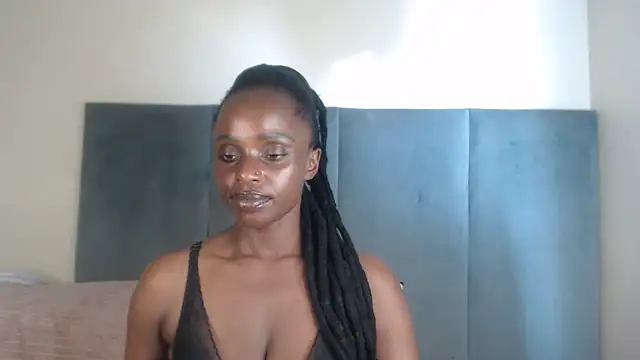 Snapshot of Jah-Queen chatting on 10/15/25, 04:45 Jah-Queen online show from 10/15/25, 04:45