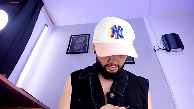 Snapshot of Noah_devil_ chatting on 11/12/25, 02:45 Noah devil online show from 11/12/25, 02:45