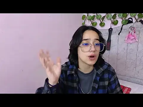 Snapshot of katalinathxandbritney1 chatting on 09/27/25, 09:31 katalinathxandbritney1 online show from 09/27/25, 09:31