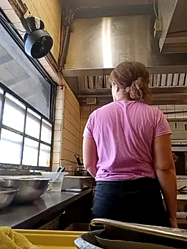 Snapshot of sarahkat86 chatting on 09/09/25, 03:33 sarahkat86 online show from 09/09/25, 03:33