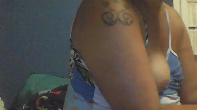 Snapshot of sarahkat86 chatting on 10/29/25, 03:53 sarahkat86 online show from 10/29/25, 03:53