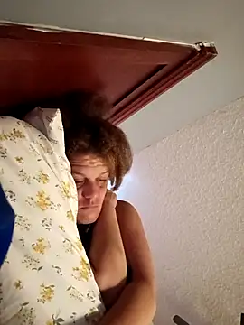 Snapshot of sarahkat86 chatting on 11/16/25, 01:28 sarahkat86 online show from 11/16/25, 01:28