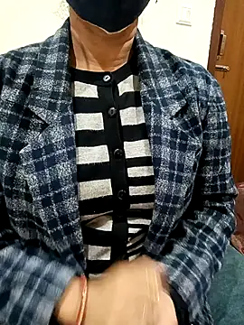 Snapshot of soni_yhakur chatting on 12/20/25, 10:00 soni yhakur online show from 12/20/25, 10:00