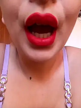 Snapshot of LINA-DALOUA chatting on 11/18/25, 12:31 LINA-DALOUA online show from 11/18/25, 12:31