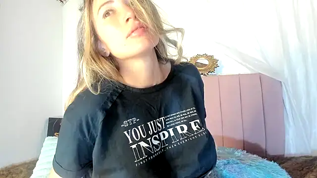 Snapshot of Tania_xw chatting on 11/11/25, 01:05 Tania xw online show from 11/11/25, 01:05