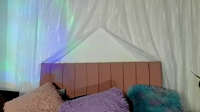 Snapshot of Tania_xw chatting on 11/19/25, 03:06 Tania xw online show from 11/19/25, 03:06