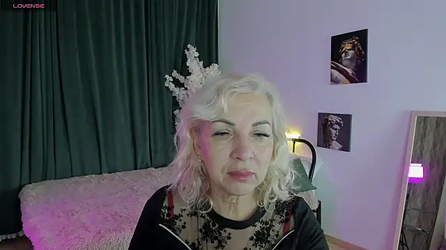 LiliaMoons online show from 11/27/25, 12:40