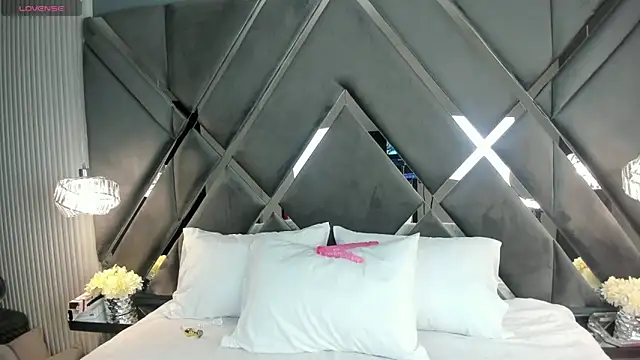 CoraimaSahin online show from 11/19/25, 04:34