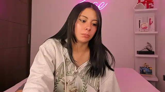 zoecams1 online show from 05/05/26, 07:33