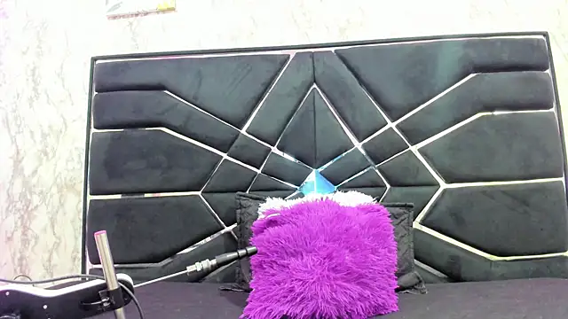 Snapshot of LITTLESUSSYY_ chatting on 09/29/25, 11:48 LITTLESUSSYY  online show from 09/29/25, 11:48