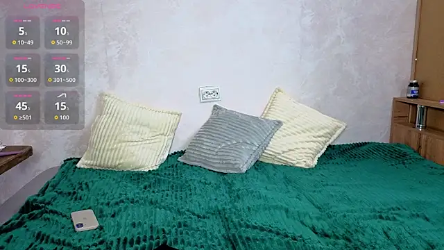 Snapshot of Emily0303 chatting on 10/28/25, 06:10 Emily0303 online show from 10/28/25, 06:10