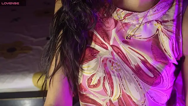 NidhiChandra online show from 10/18/25, 11:33