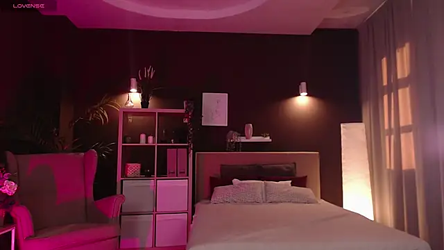 Snapshot of Pooja_Hegde chatting on 09/16/25, 01:06 Pooja Hegde online show from 09/16/25, 01:06