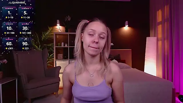 Snapshot of Pooja_Hegde chatting on 09/30/25, 01:10 Pooja Hegde online show from 09/30/25, 01:10