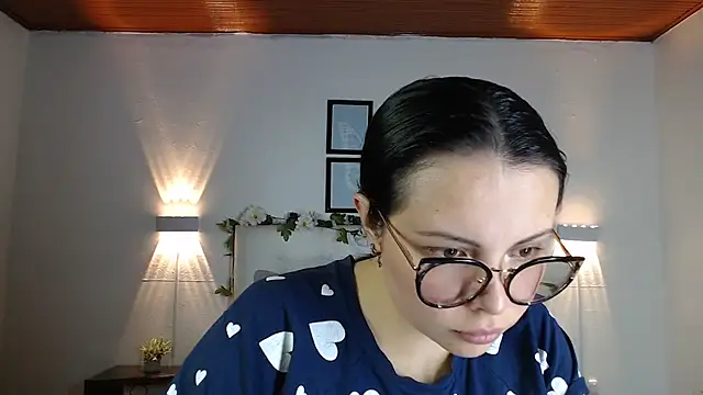 Snapshot of Megan_05_ chatting on 09/22/25, 06:54 Megan 05 online show from 09/22/25, 06:54