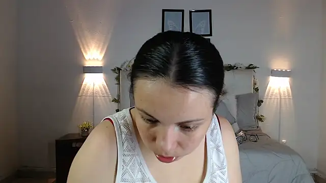 Snapshot of Megan_05_ chatting on 09/24/25, 06:00 Megan 05 online show from 09/24/25, 06:00