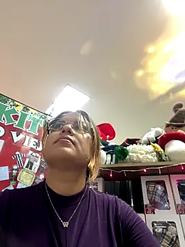 Snapshot of iamlucy chatting on 11/12/25, 10:09 iamlucy online show from 11/12/25, 10:09