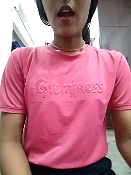 Snapshot of Naina_04 chatting on 09/25/25, 04:11 Naina 04 online show from 09/25/25, 04:11