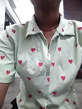 Snapshot of Naina_04 chatting on 10/01/25, 04:24 Naina 04 online show from 10/01/25, 04:24