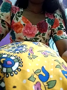 Snapshot of Naina_04 chatting on 10/06/25, 05:43 Naina 04 online show from 10/06/25, 05:43