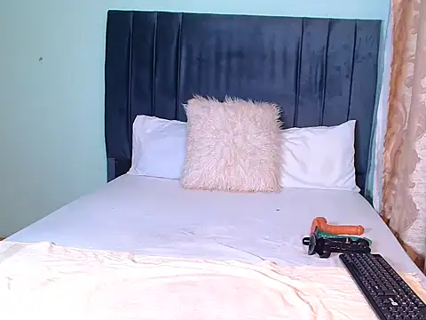 Snapshot of KINKYBOOTI22 chatting on 12/14/25, 02:17 KINKYBOOTI22 online show from 12/14/25, 02:17