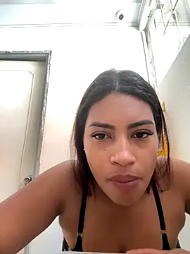 Snapshot of AmberMoss1 chatting on 09/13/25, 06:29 AmberMoss1 online show from 09/13/25, 06:29