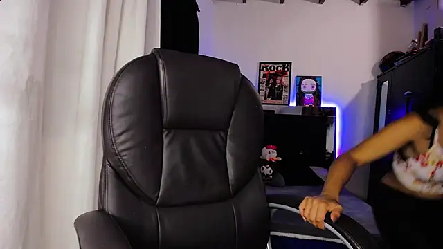 loganher900 online show from 04/07/26, 12:11