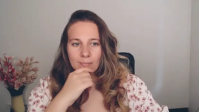 Snapshot of Darklure_ chatting on 09/15/25, 01:44 Darklure online show from 09/15/25, 01:44