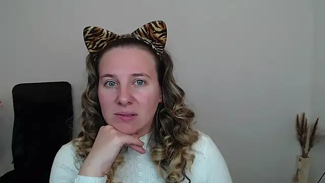 Snapshot of Darklure_ chatting on 10/14/25, 03:24 Darklure online show from 10/14/25, 03:24