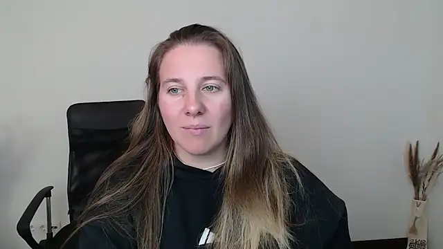 Snapshot of Darklure_ chatting on 10/31/25, 02:51 Darklure online show from 10/31/25, 02:51