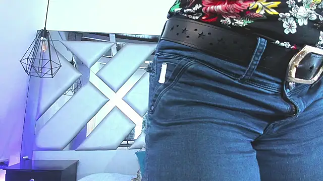 Lorenn Hill online show from 11/22/25, 01:32