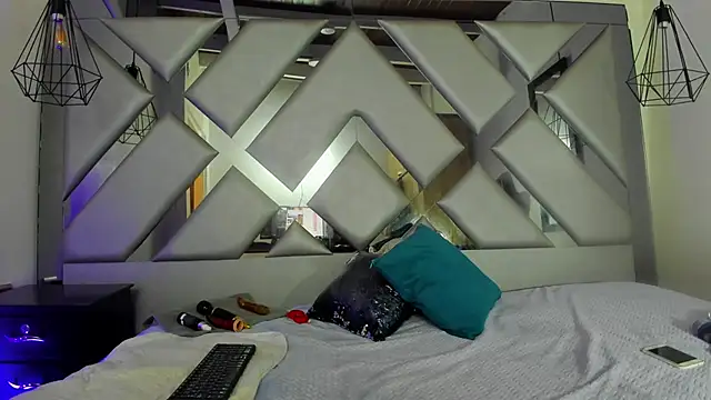 Lorenn Hill online show from 12/04/25, 12:58