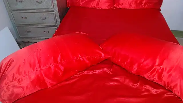 Snapshot of Ambra_ chatting on 10/26/25, 02:56 Ambra online show from 10/26/25, 02:56