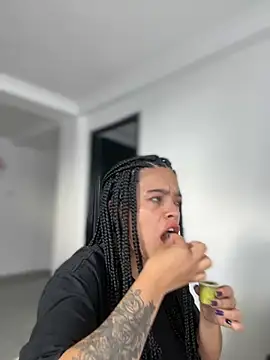 Snapshot of JuanitaMore01 chatting on 11/29/25, 08:12 JuanitaMore01 online show from 11/29/25, 08:12