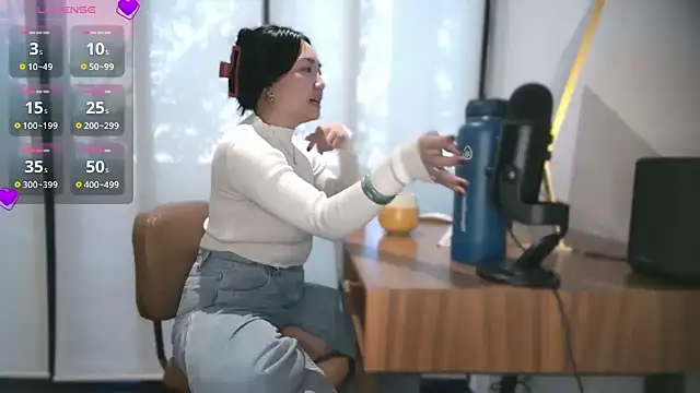 Snapshot of yuzhara chatting on 10/21/25, 02:18 yuzhara online show from 10/21/25, 02:18