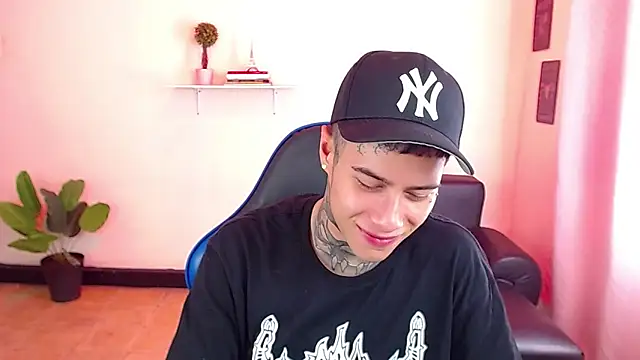 Snapshot of setthomas chatting on 11/11/25, 02:39 setthomas online show from 11/11/25, 02:39