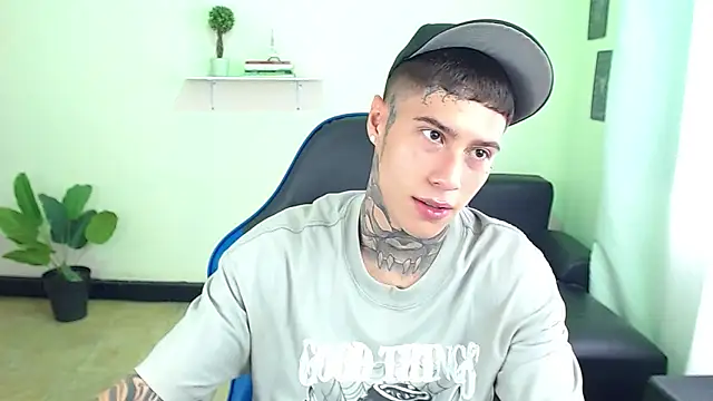 Snapshot of setthomas chatting on 11/14/25, 04:06 setthomas online show from 11/14/25, 04:06