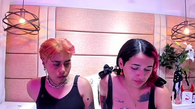 Snapshot of AnnieAndReach chatting on 12/22/25, 07:33 AnnieAndReach online show from 12/22/25, 07:33